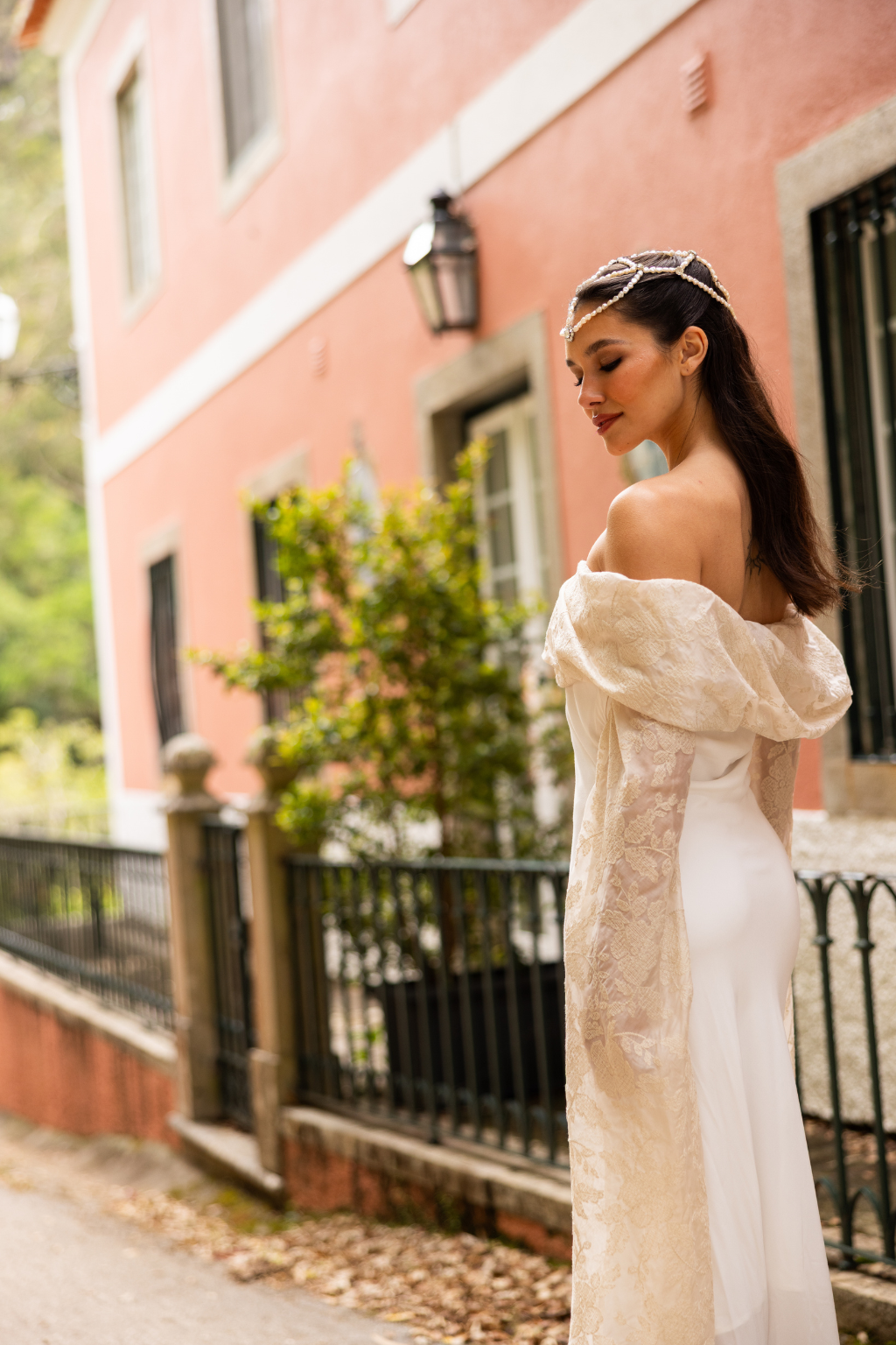 Contemporary bridal dress with fluid sleeves